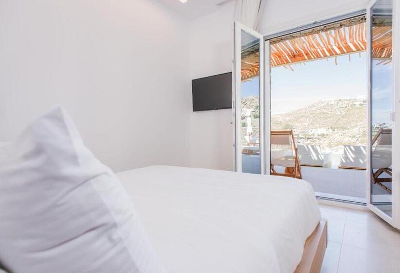 جناح جونيور مطلّ علي حمام السباحة, Super Paradise