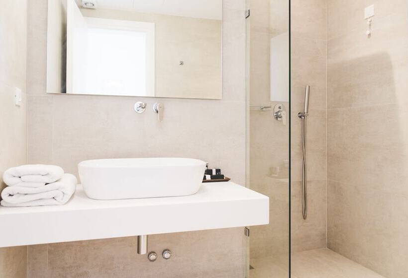 جناح جونيور مطلّ علي حمام السباحة, Super Paradise