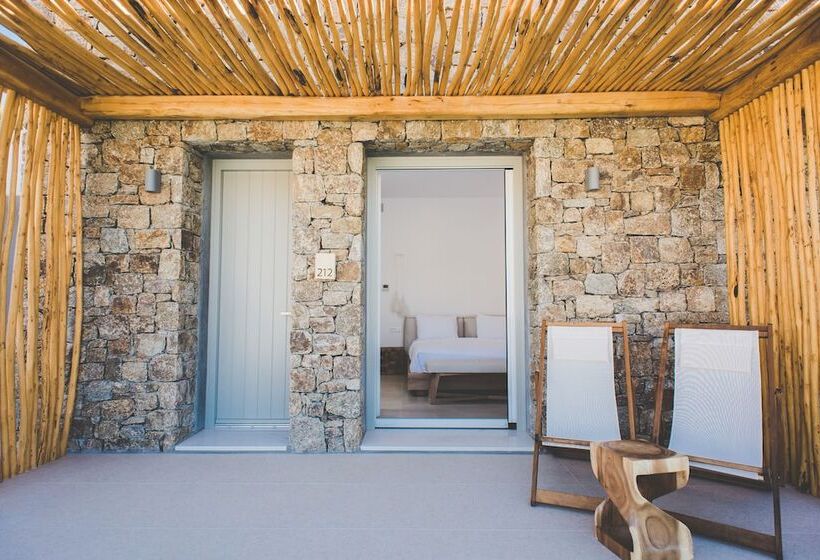 جناح جونيور مطلّ علي حمام السباحة, Super Paradise