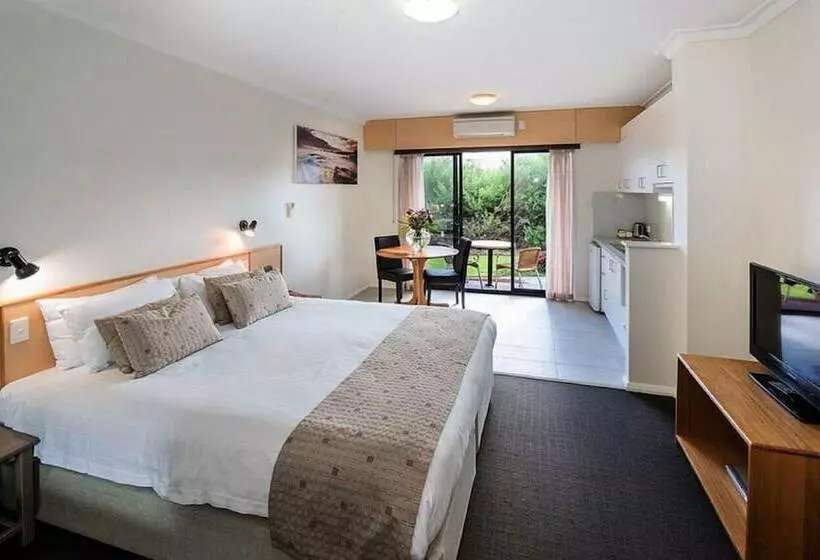 استودیوی استاندارد, Margarets Beach Resort