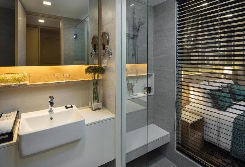 اتاق خانوادگی تودرتو, Solitaire Bangkok Sukhumvit 11