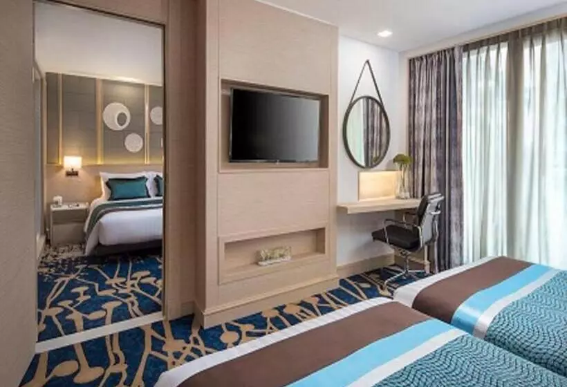 اتاق خانوادگی تودرتو, Solitaire Bangkok Sukhumvit 11