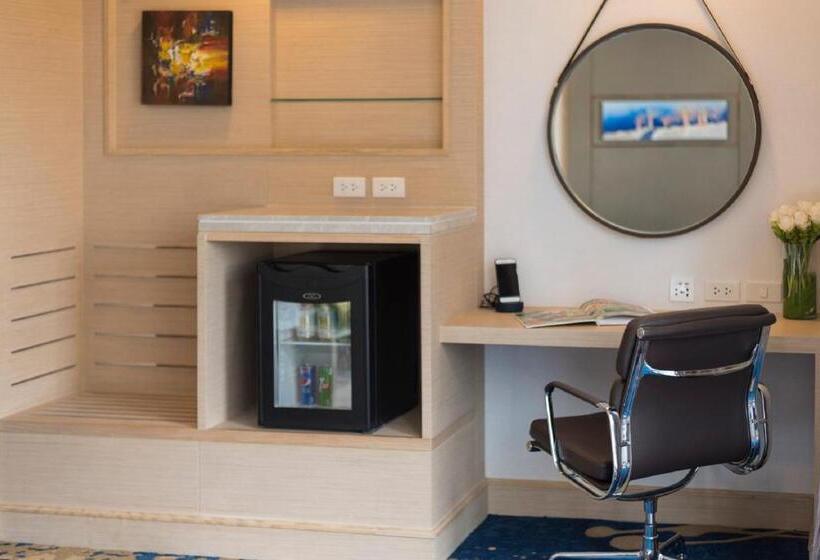 اتاق لوکس با چشم‌انداز استخر, Solitaire Bangkok Sukhumvit 11