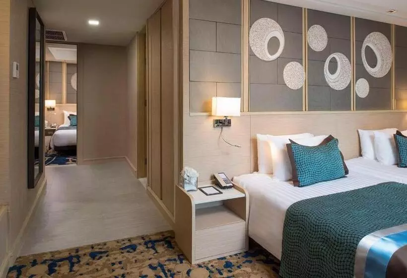 اتاق خانوادگی تودرتو, Solitaire Bangkok Sukhumvit 11