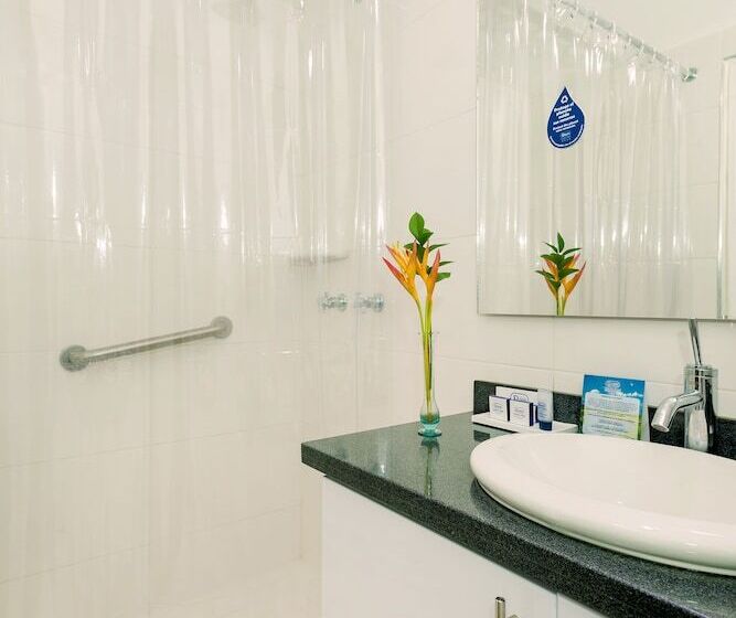 스탠다드 룸, Dann Combeima