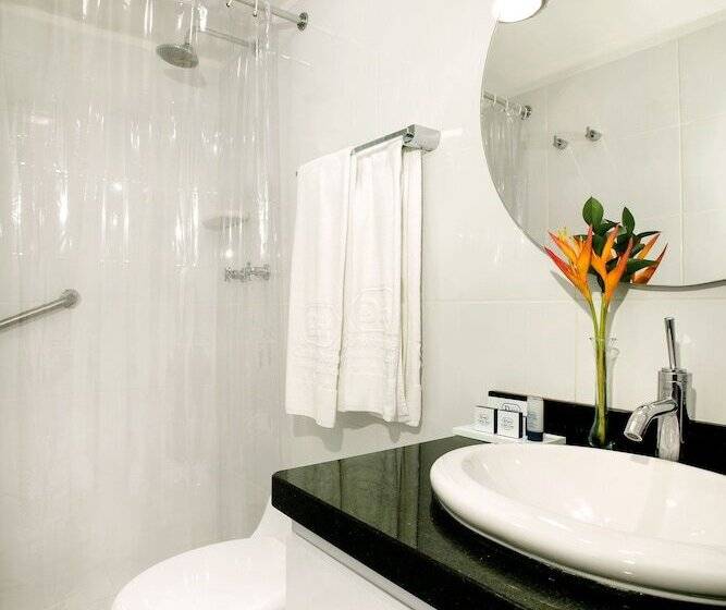 주니어 스위트, Dann Combeima