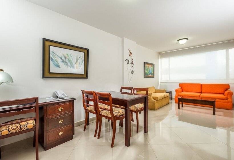 주니어 스위트, Dann Combeima