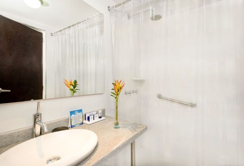 패밀리 룸, Dann Combeima