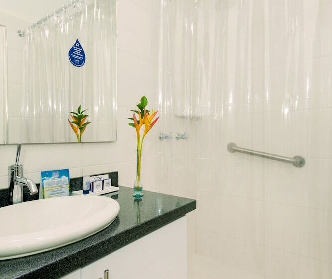 스탠다드 룸, Dann Combeima