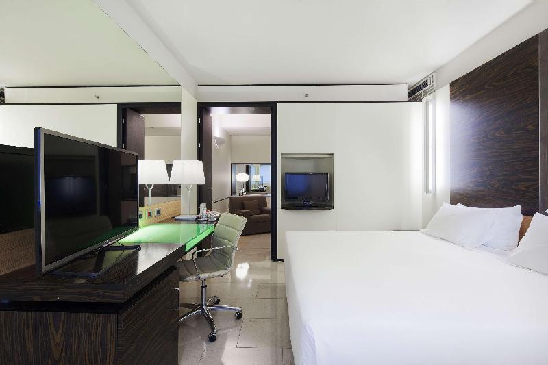 스탠다드 룸, Dann Combeima