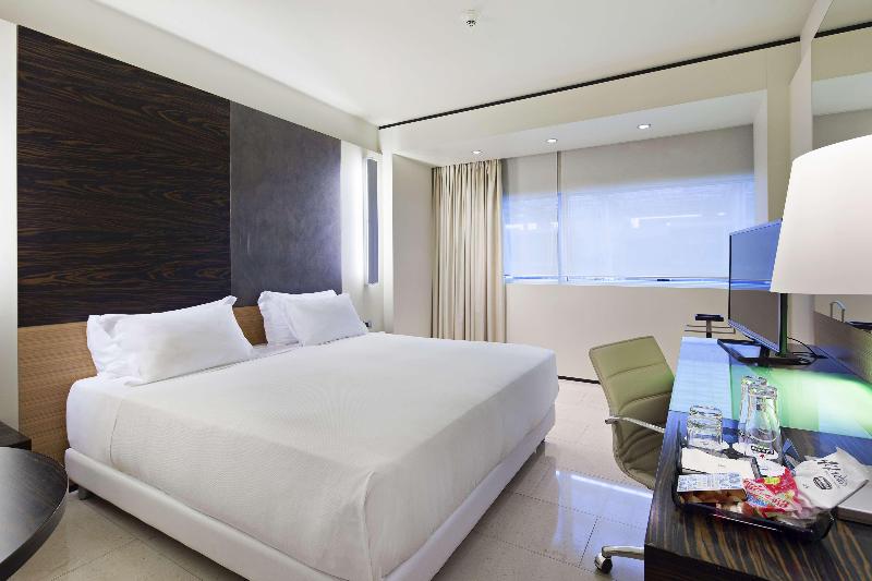 스탠다드 룸, Dann Combeima