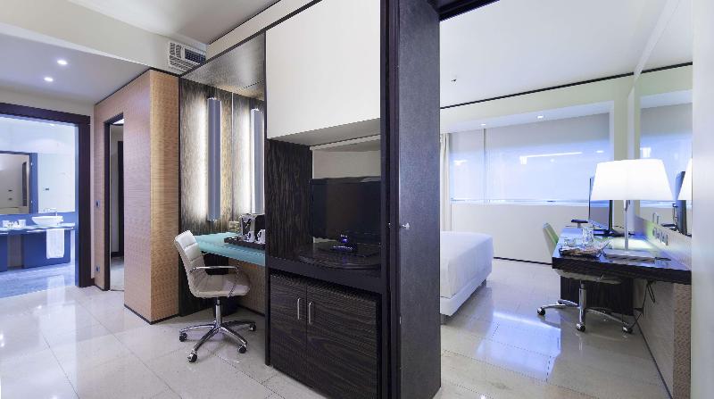 스탠다드 룸, Dann Combeima