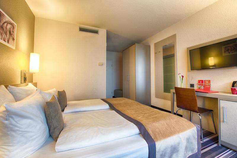 주니어 스위트, Dann Combeima