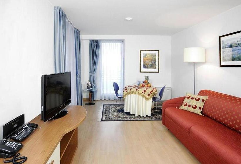 جناح سوبيريور مطل علي البحر, Fonzari