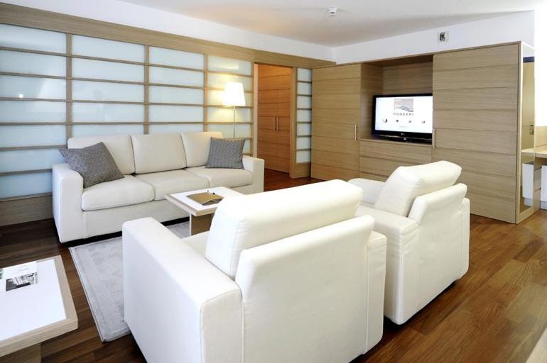 جناح مطلّ علي البحر, Fonzari