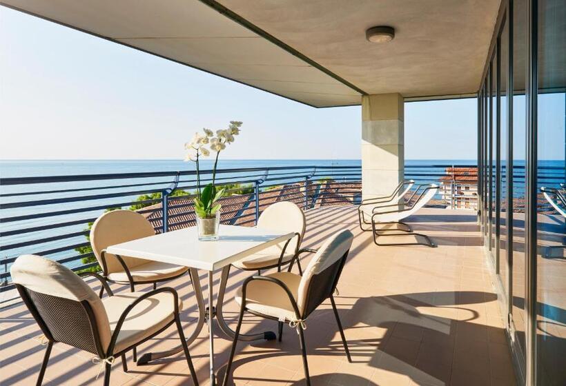 جناح مطلّ علي البحر, Fonzari