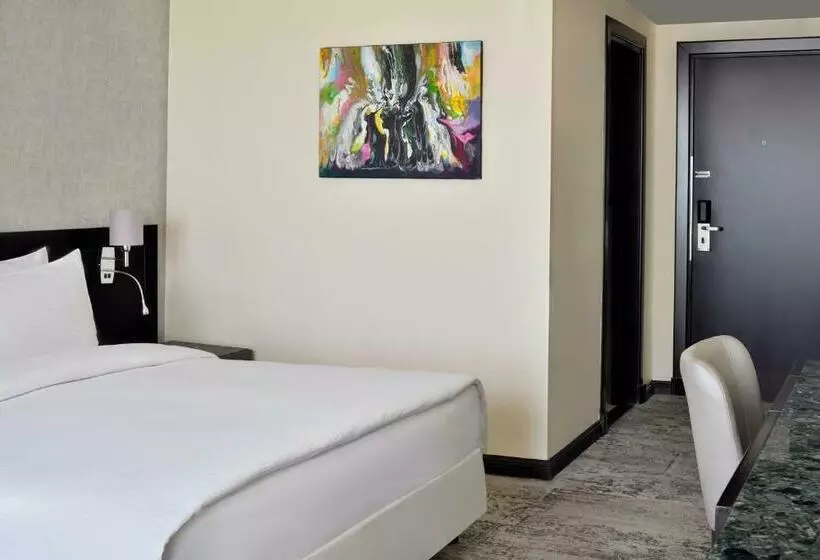 キングサイズベッドのクラシックルーム, Mövenpick Hotel Amman