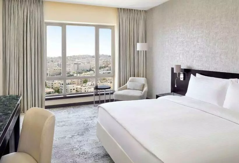 キングサイズベッドのスイートルーム, Mövenpick Hotel Amman