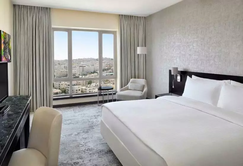 キングサイズベッドのスイートルーム, Mövenpick Hotel Amman