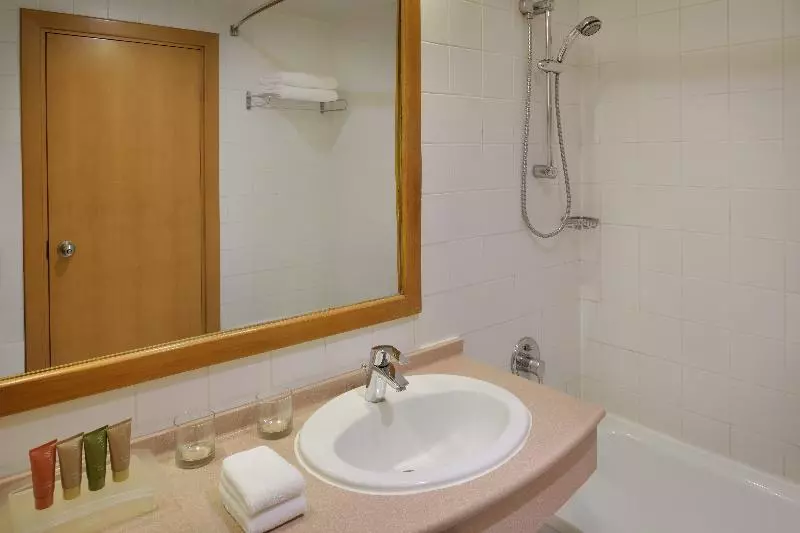 キングサイズベッドのクラシックルーム, Mövenpick Hotel Amman