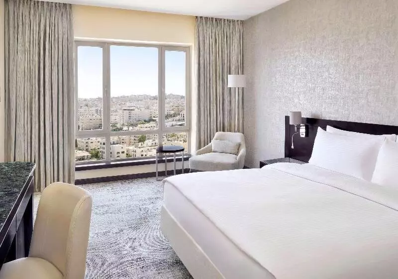 キングサイズベッドのクラシックルーム, Mövenpick Hotel Amman