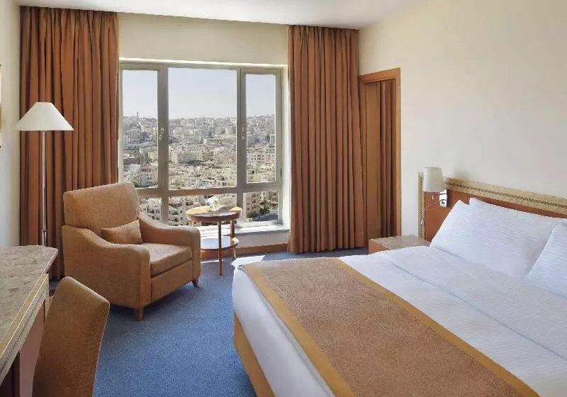 キングサイズベッドのクラシックルーム, Mövenpick Hotel Amman