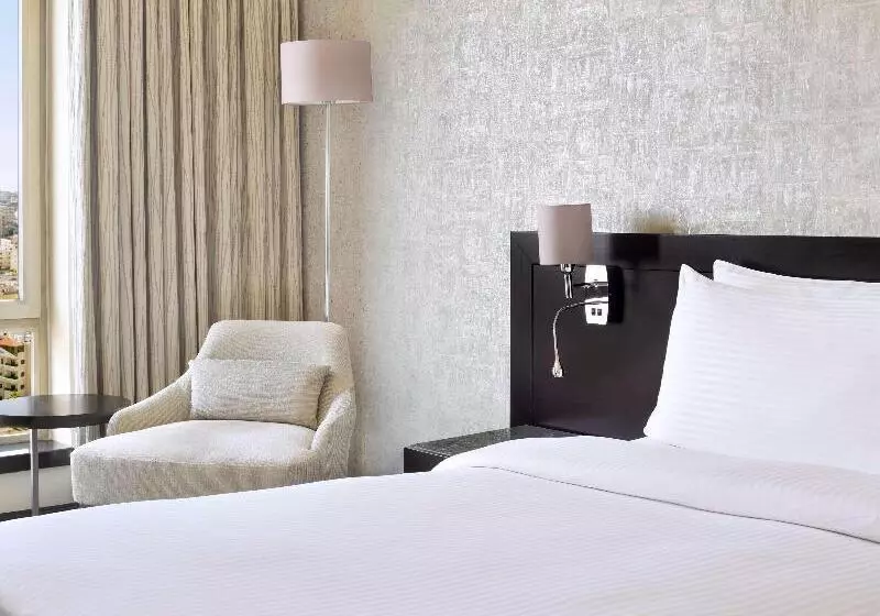 キングサイズベッドのスイートルーム, Mövenpick Hotel Amman