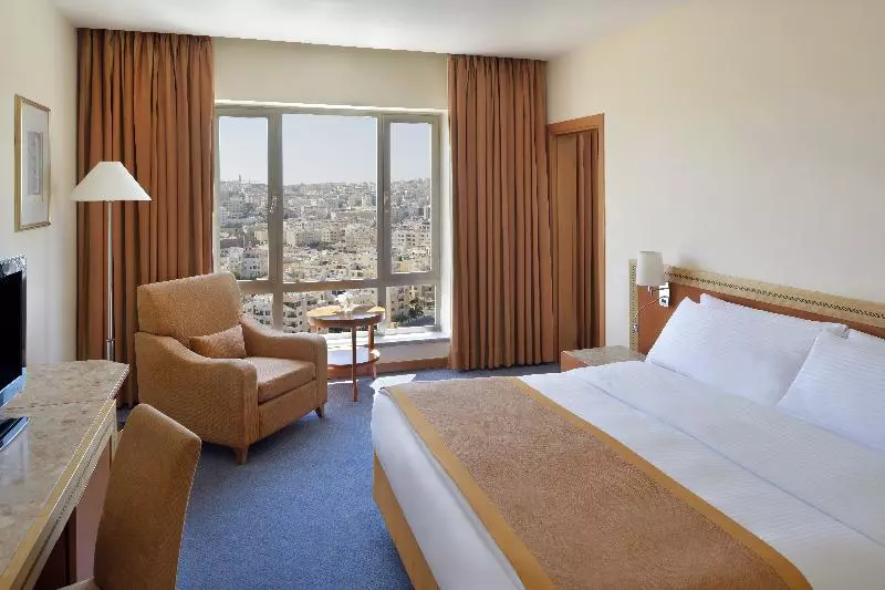 キングサイズベッドのスイートルーム, Mövenpick Hotel Amman