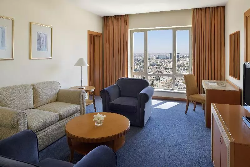 キングサイズベッドのスイートルーム, Mövenpick Hotel Amman