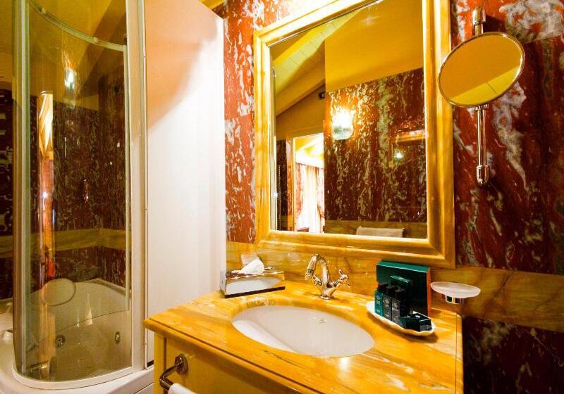 جناح, Palazzo Guiscardo Pietrasanta