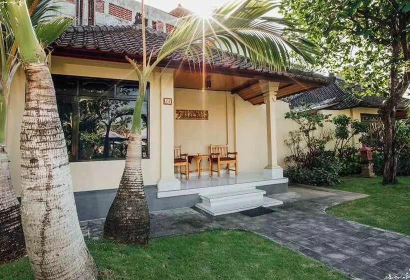خانه یا کلبه ی ییلاقی با نمای استخر, Kuta Puri Bungalows Villas And Resort