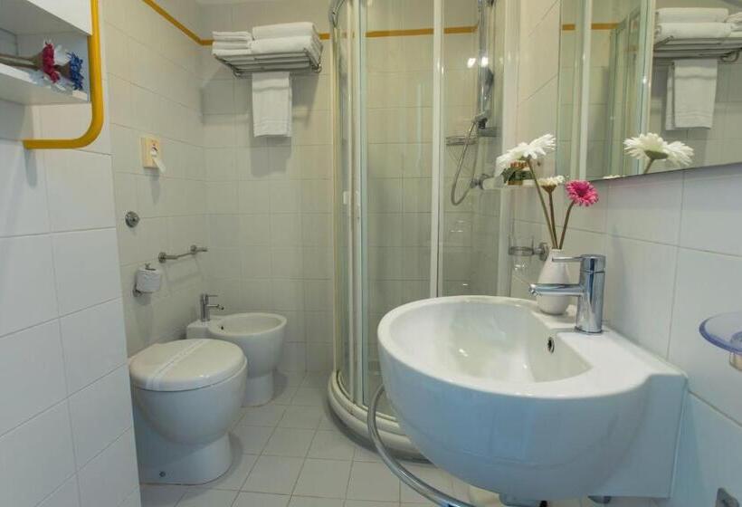 غرفة سوبيريور مطلّة علي البحر, Savoy