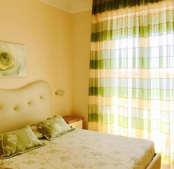 غرفة قياسية إطلالة جانبية علي البحر, Savoy