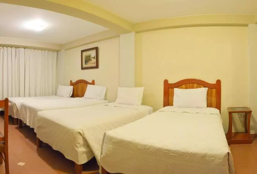 اتاق استاندارد چهار تخته, Takana Inn