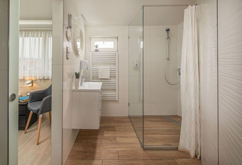 Номер Deluxe, Kristály