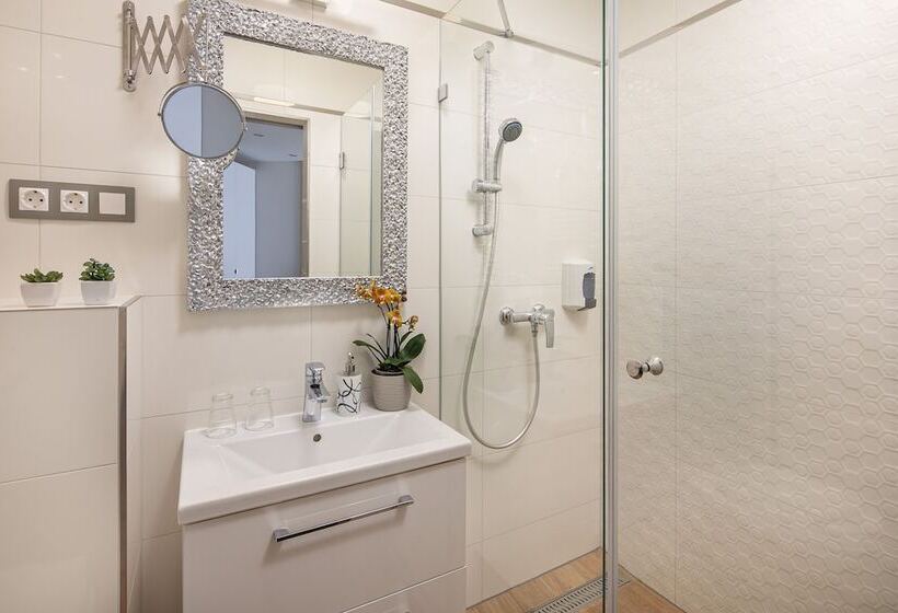 Номер Deluxe, Kristály