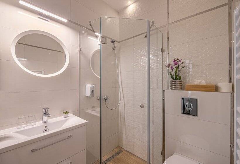 Номер Deluxe, Kristály