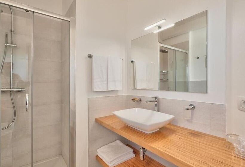 プールの見えるデラックスルーム, Park Hotel Asinara