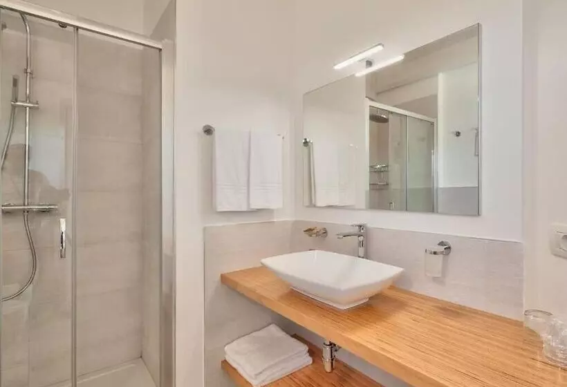 اتاق لوکس با چشم‌انداز استخر, Park Hotel Asinara