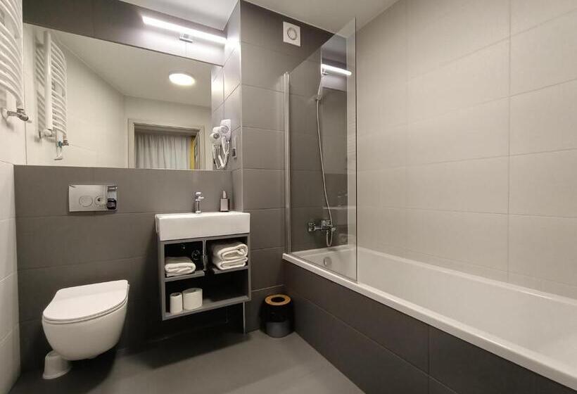 اتاق لوکس, Pomorski