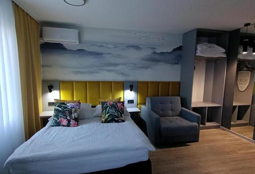 اتاق لوکس, Pomorski