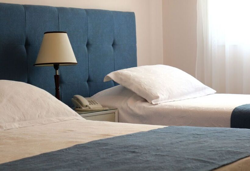 חדר סופריור לשלושה, San Martin