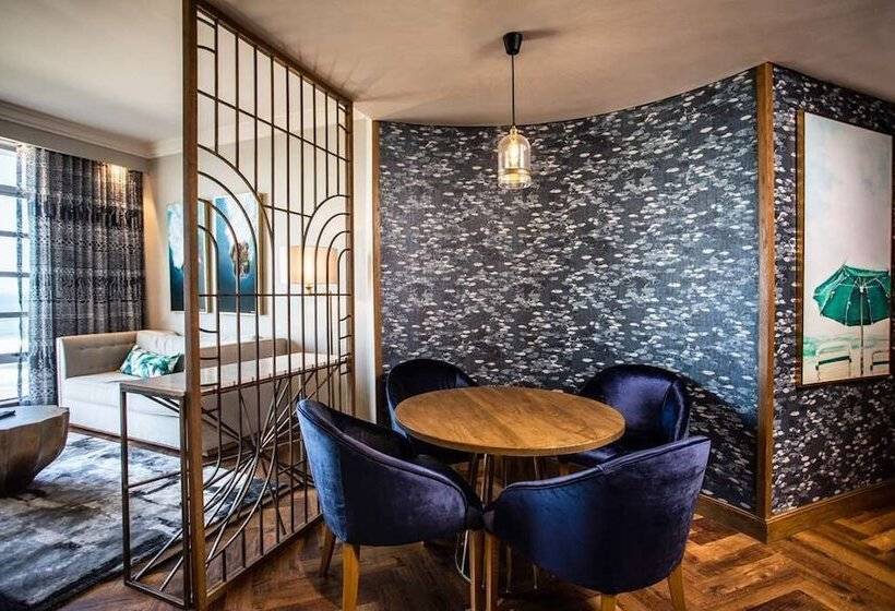 جناح ديلوكس, Suncoast Hotel & Towers