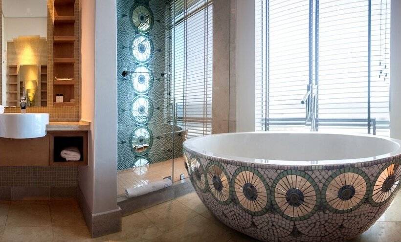 جناح دور أخير, Suncoast Hotel & Towers