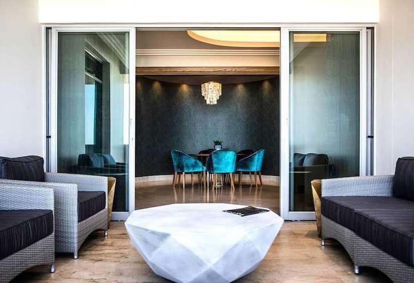 جناح دور أخير, Suncoast Hotel & Towers