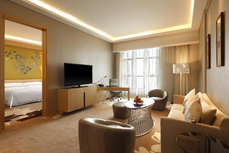 جناح ديلوكس, Suncoast Hotel & Towers