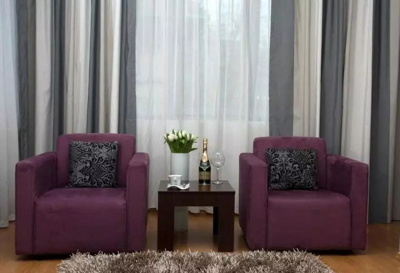 اتاق اجرایی, Unique Boutique