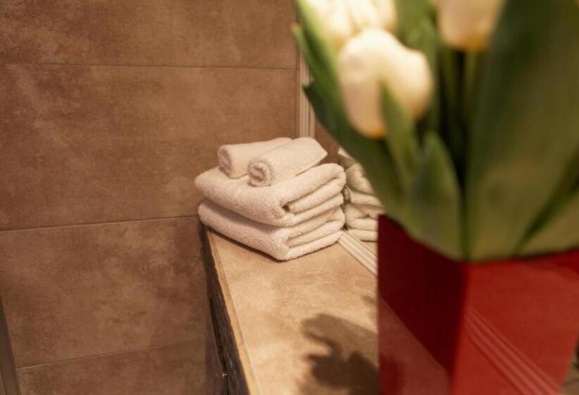 اتاق اجرایی, Unique Boutique