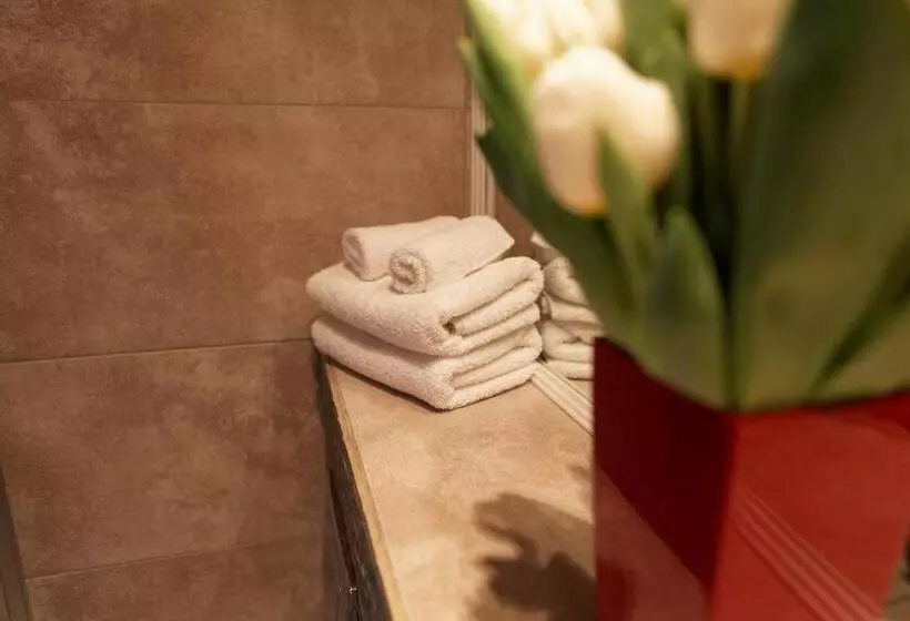 اتاق اجرایی, Unique Boutique