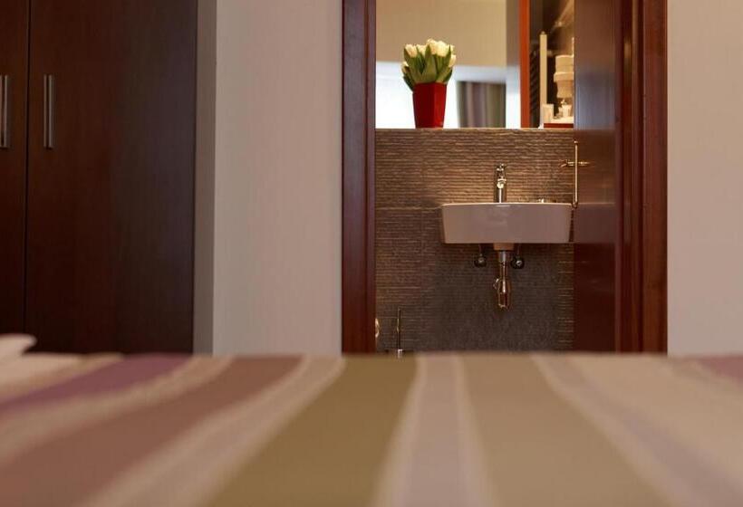 اتاق اجرایی, Unique Boutique